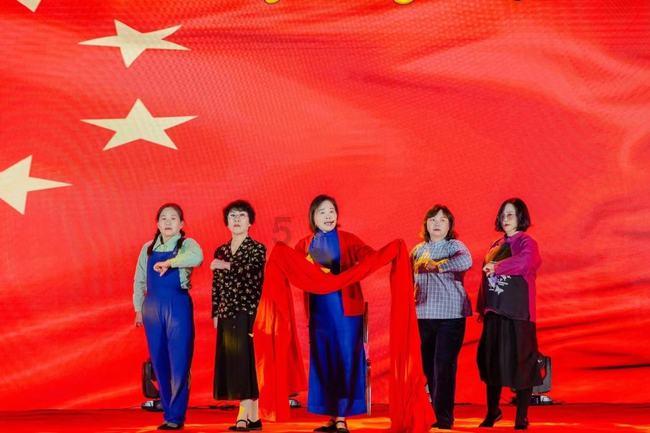 你这辈子有没有真心爱过的人？他直勾勾地指着一张照片，笑着说：“就她了。”